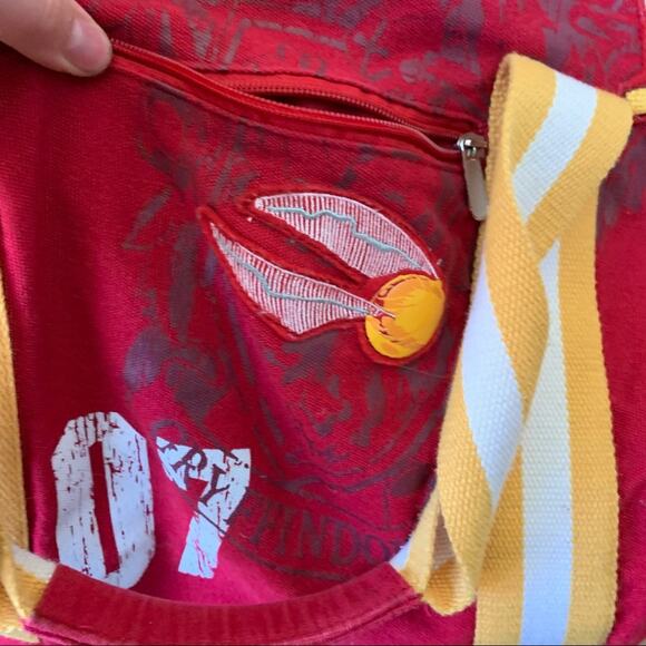 Universal Studios Wizarding World of Harry Potter Quidditch 07 Duffle Bag Red - Picture 4 of 13